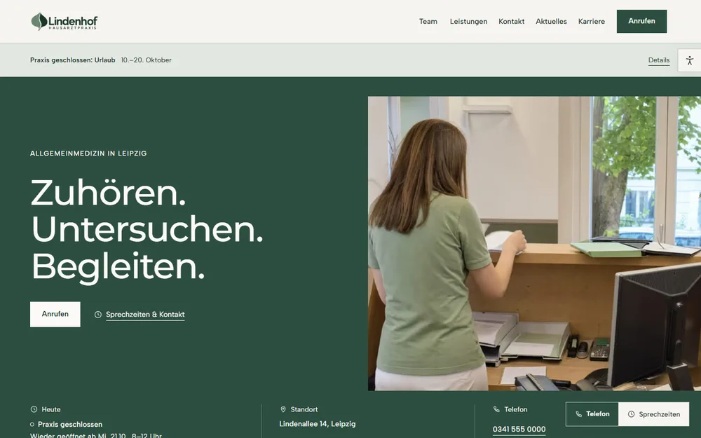 Startseite einer Hausarztpraxis mit pracio, mit Urlaubshinweis, Sprechzeiten, Leistungen und Team