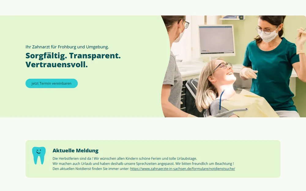Die ganze Startseite der Zahnarztpraxis Arnold in Frohburg, von Leitsatz und Sprechzeiten über Team und Leistungen bis zur Terminbuchung